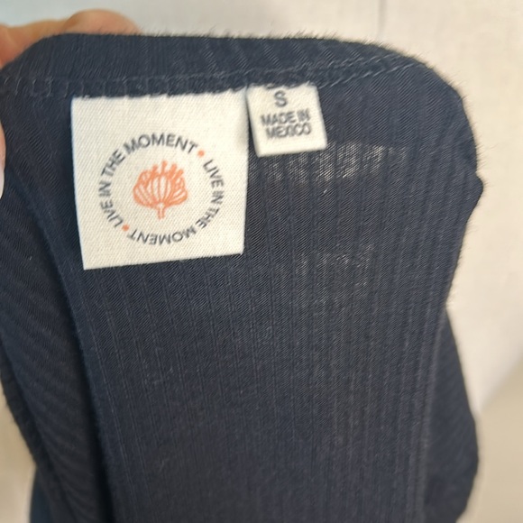 Live in the Moment Balck Tee frilled sleeve button v-neck soft t-shirt small - Picture 6 of 7